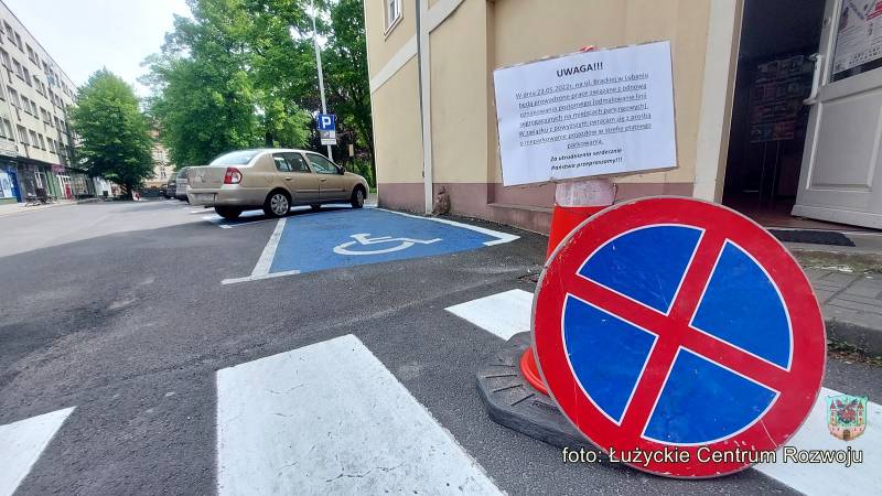 zakaz zatrzymywania się i informacja dotycząca zaplanowanego odnowienia pasów parkingowych