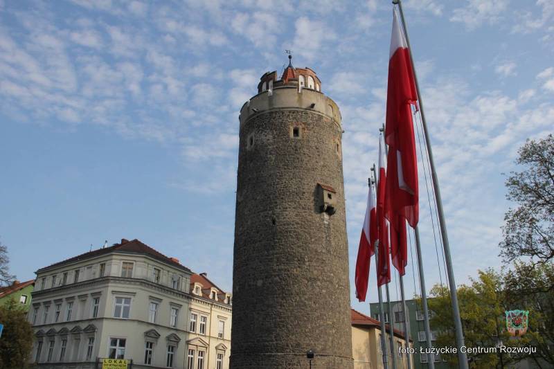 biało-czerwone flagi koło wieży brackiej