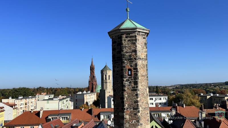 widok z wieży ratuszowej na Wieżę Kramarską, Wieże Trynitarską i wieżę kościoła pw. Świętej Trójcy