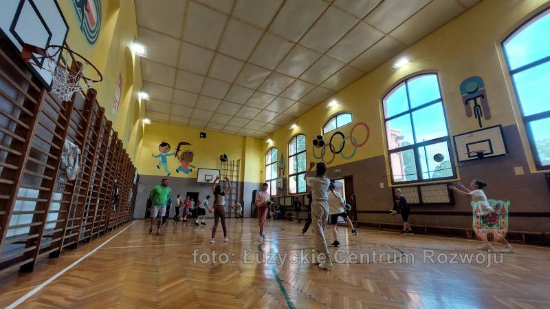 dzieci grające w piłkę na sali gimnastycznej